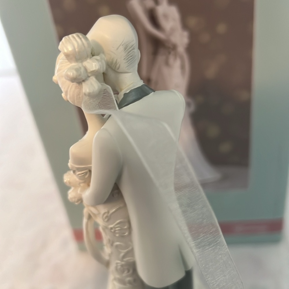 🆕Gina Free-hill collection Wedding EMBRACE CAKE TOPPER Polyresin Bride Groom - Picture 6 of 13